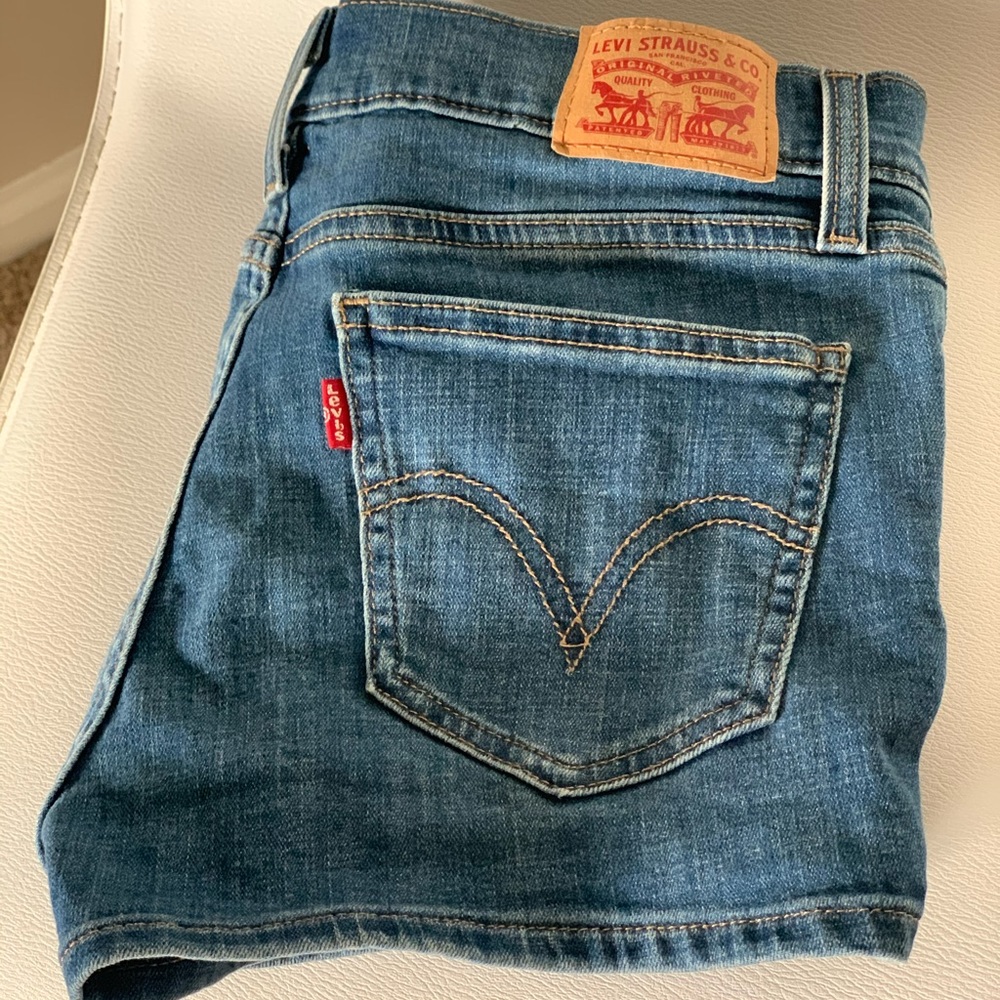 Levi’s mid waist shorts